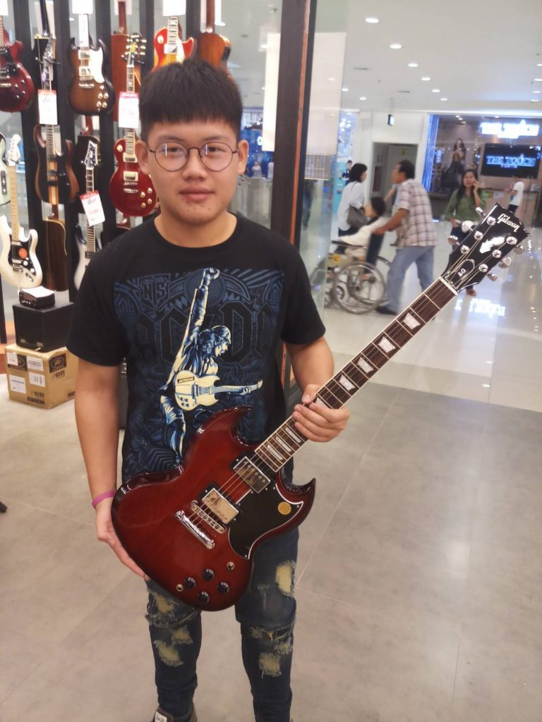 ลูกค้าที่ซื้อ กีต้าร์ไฟฟ้า Gibson SG Standard 2017 T