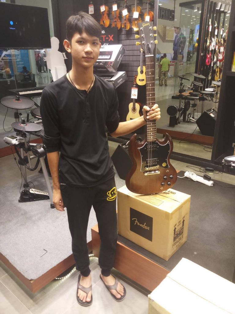 ลูกค้าที่ซื้อ Gibson SG Faded 2017 T กีตาร์ไฟฟ้า