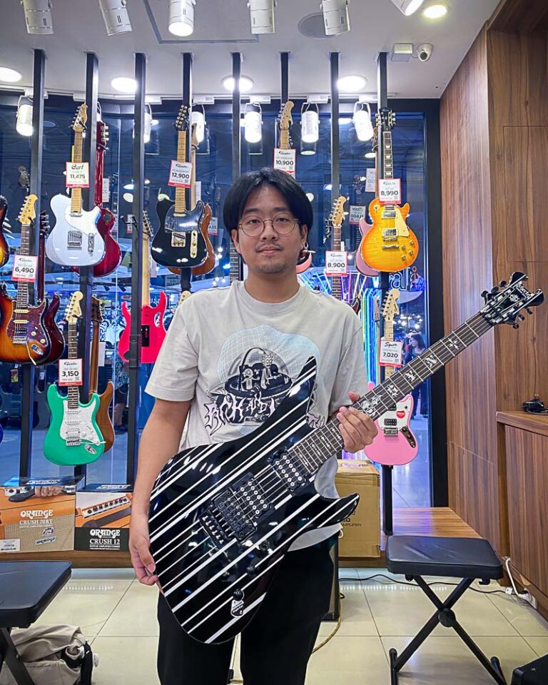 ลูกค้าที่ซื้อ Schecter Synyster Standard A7X กีตาร์ไฟฟ้า