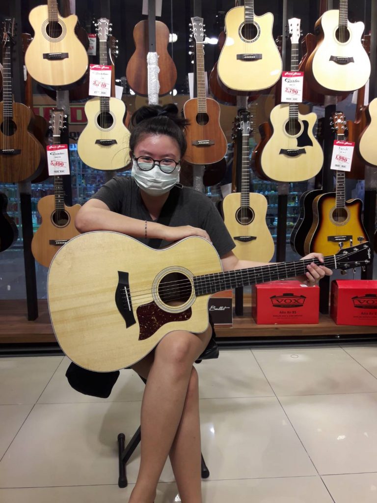 ลูกค้าที่ซื้อ Taylor 214CE Koa