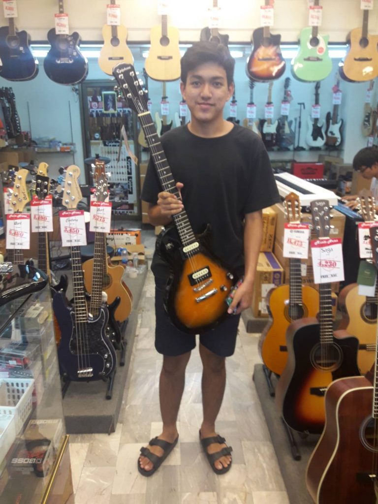 ลูกค้าที่ซื้อ Epiphone Les Paul Studio LT