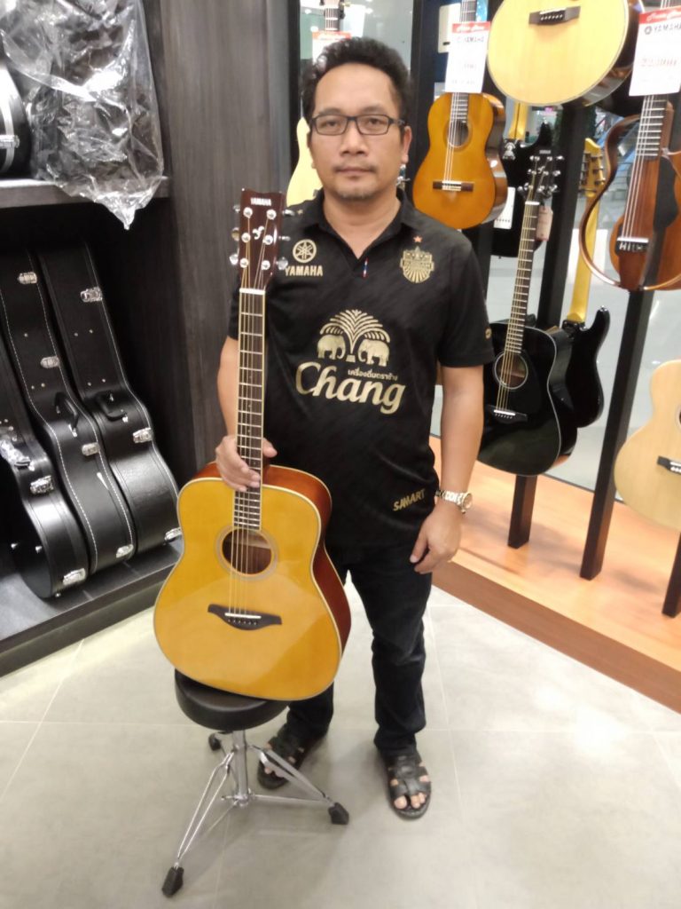 ลูกค้าที่ซื้อ Yamaha FG-TA กีตาร์โปร่งไฟฟ้า