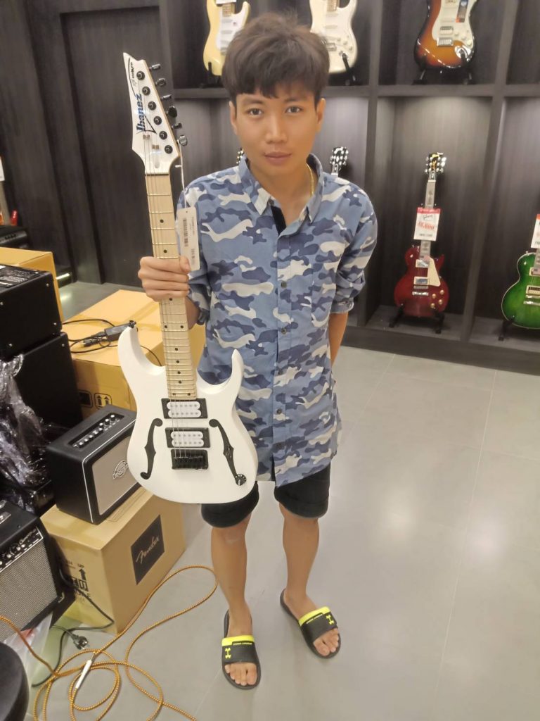 ลูกค้าที่ซื้อ Ibanez PGMM31 Paul Gilbert Signature กีตาร์ไฟฟ้า