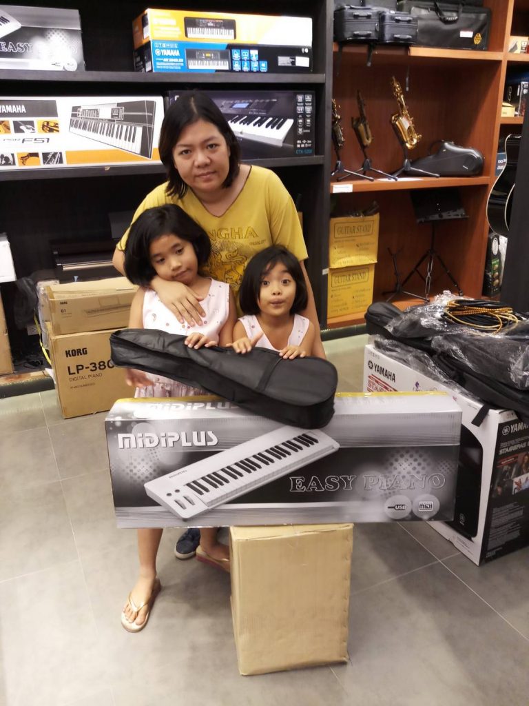 ลูกค้าที่ซื้อ Midiplus Easy Piano เปียโนไฟฟ้า