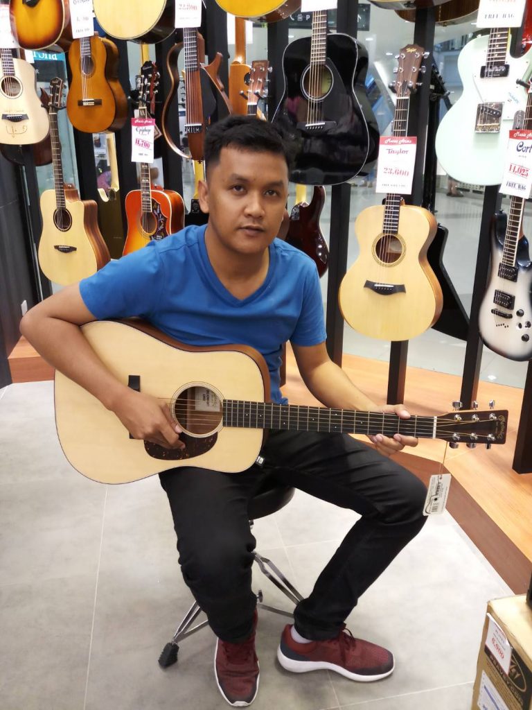 ลูกค้าที่ซื้อ Martin Dreadnought Junior