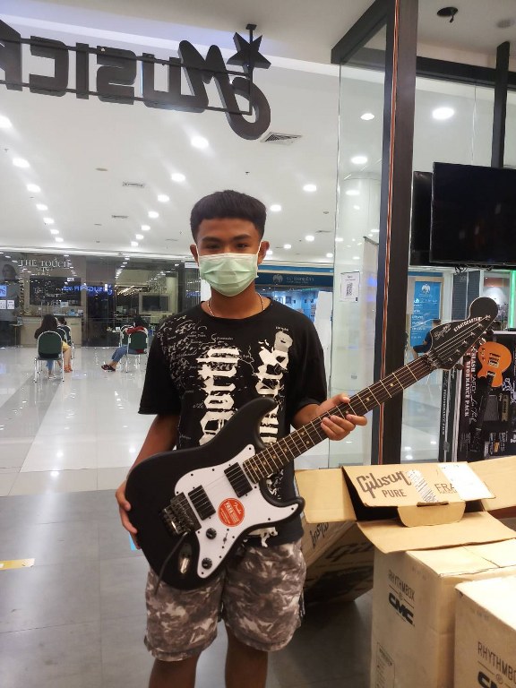 ลูกค้าที่ซื้อ Squier Contemporary Stratocaster HH