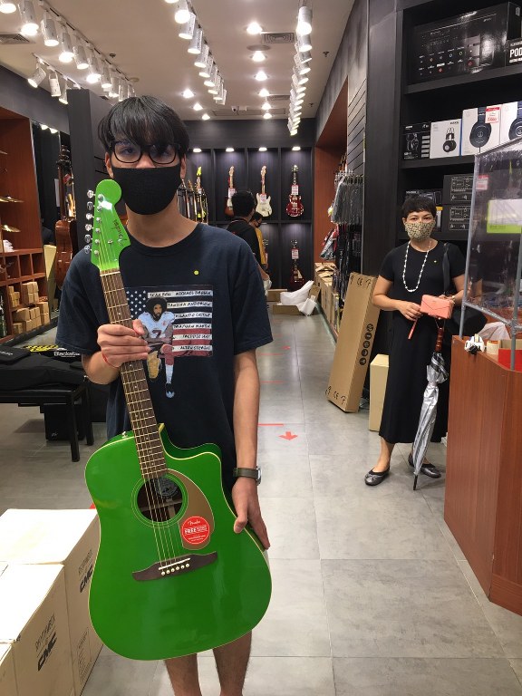 ลูกค้าที่ซื้อ Fender Redondo Player กีตาร์โปร่งไฟฟ้า