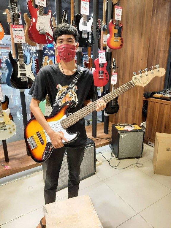 ลูกค้าที่ซื้อ Squier Affinity Jazz Bass V เบสไฟฟ้า