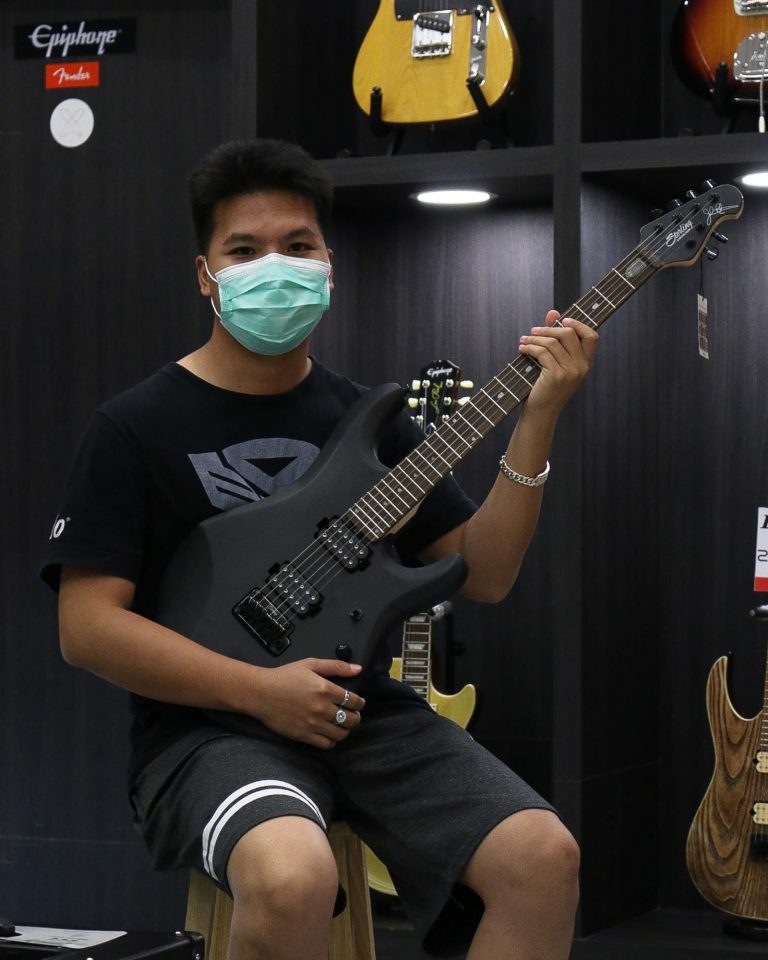 ลูกค้าที่ซื้อ Sterling JP60 John Petrucci กีตาร์ไฟฟ้า