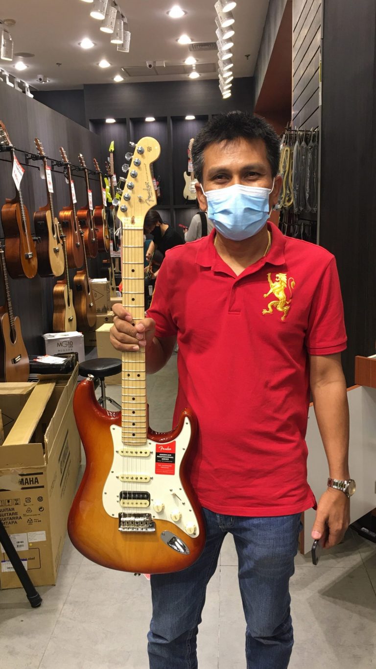 ลูกค้าที่ซื้อ Fender American Professional Stratocater HSS ShawBucker