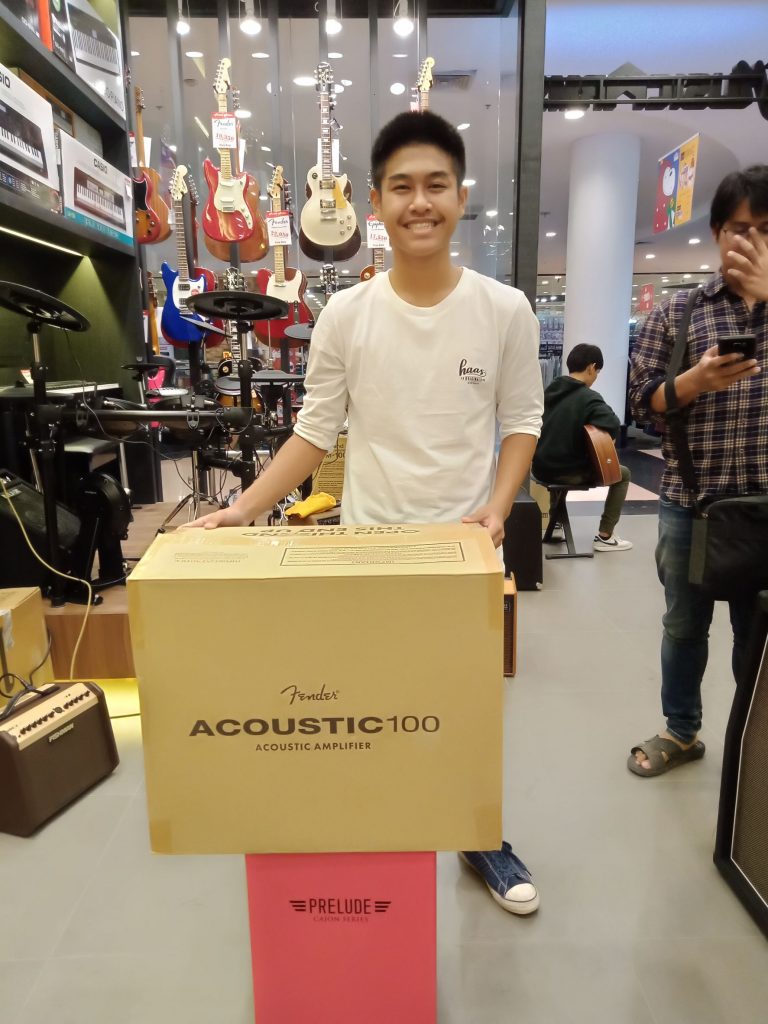 ลูกค้าที่ซื้อ Fender Acoustic 100