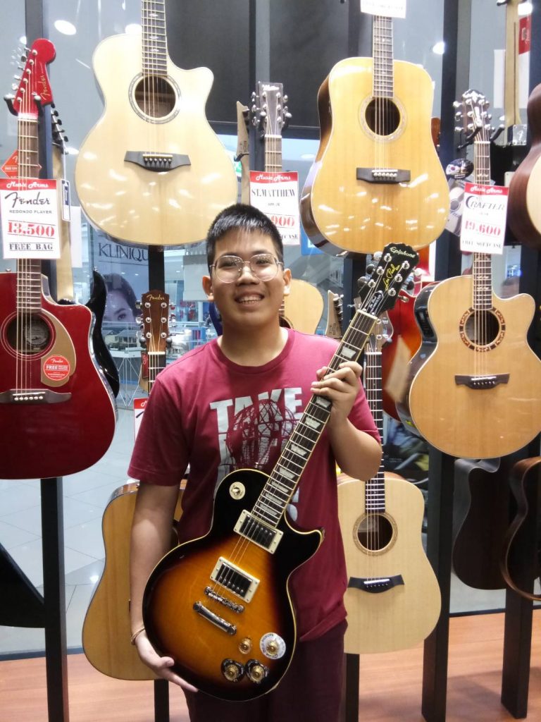 ลูกค้าที่ซื้อ Epiphone Les Paul Tribute Plus 60s กีตาร์ไฟฟ้า