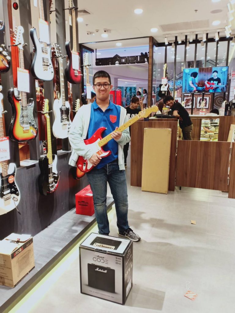 ลูกค้าที่ซื้อ กีต้าร์ไฟฟ้า Fender Traditional 50s Stratocaster