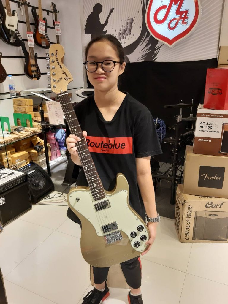 ลูกค้าที่ซื้อ Fender Chris Shiflett Telecaster