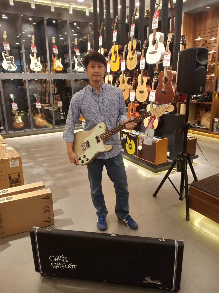 ลูกค้าที่ซื้อ Fender Chris Shiflett Telecaster