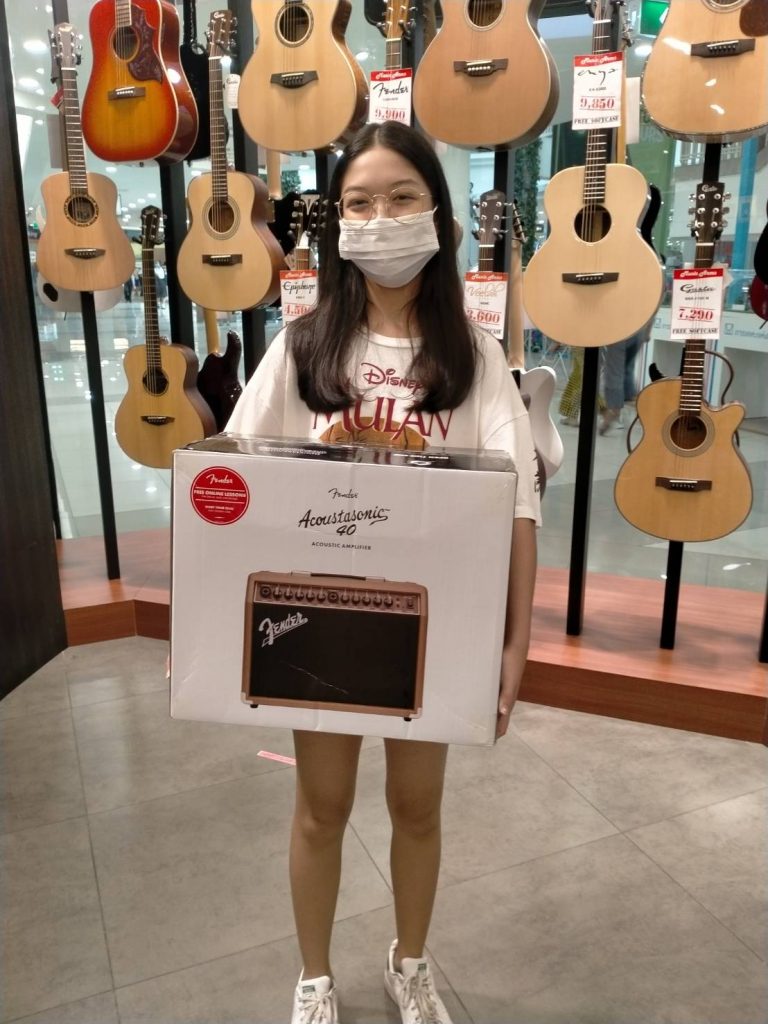 ลูกค้าที่ซื้อ Fender Acoustasonic 40 แอมป์กีตาร์โปร่ง