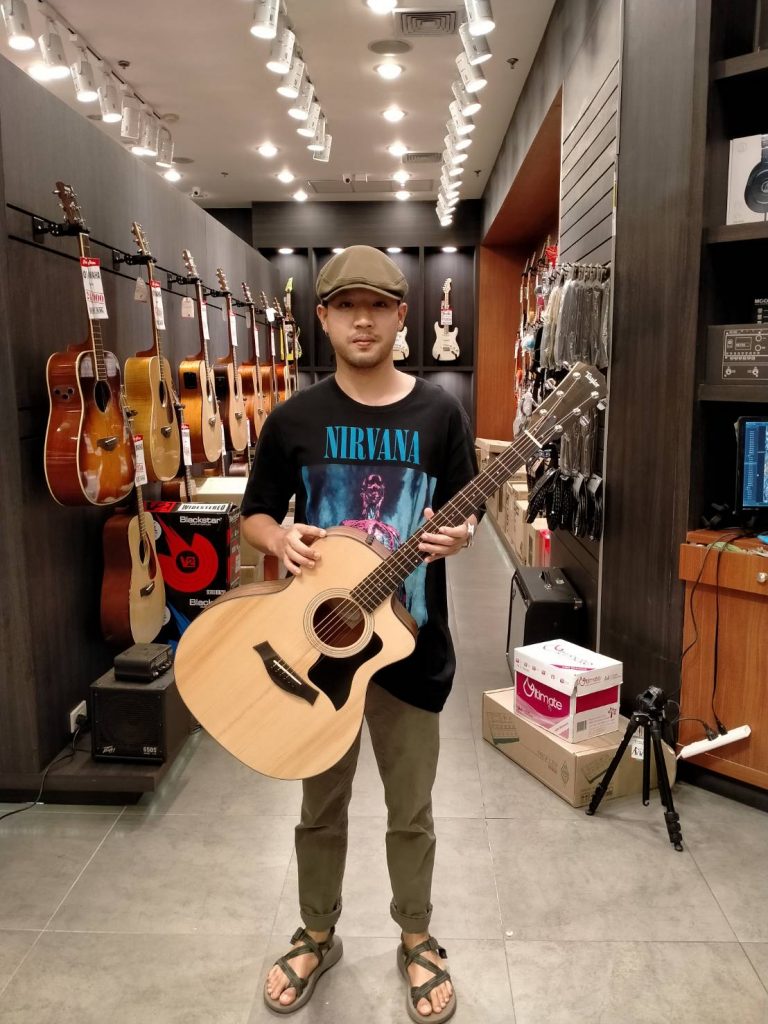 ลูกค้าที่ซื้อ Taylor 114CE Walnut Sitka