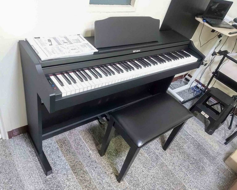 ลูกค้าที่ซื้อ Roland RP-102 เปียโนไฟฟ้า