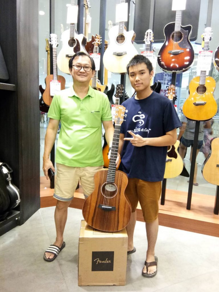 ลูกค้าที่ซื้อ Taylor GS Mini-E Koa ES2