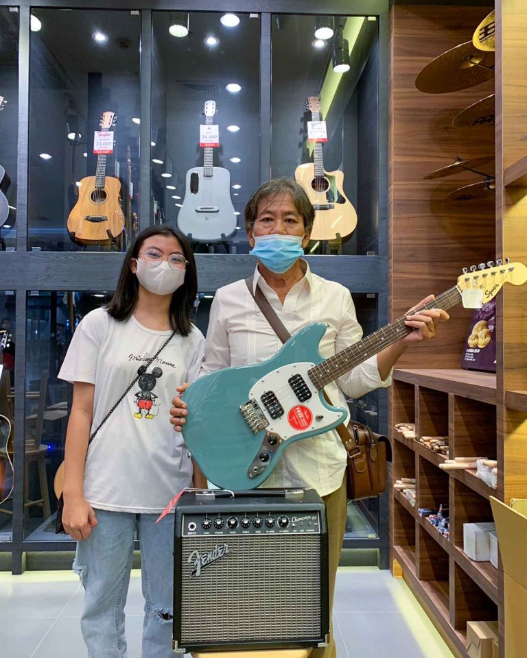 ลูกค้าที่ซื้อ Squier Bullet Mustang HH กีตาร์ไฟฟ้า