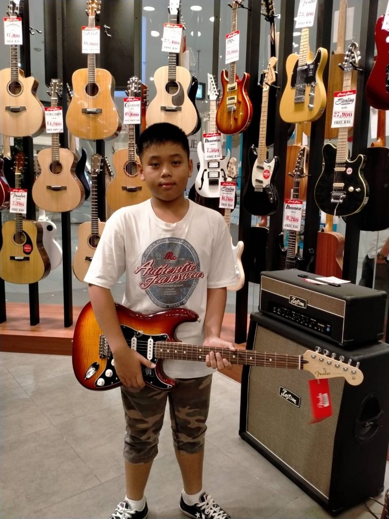 ลูกค้าที่ซื้อ Fender Player Stratocaster Plus Top กีตาร์ไฟฟ้า