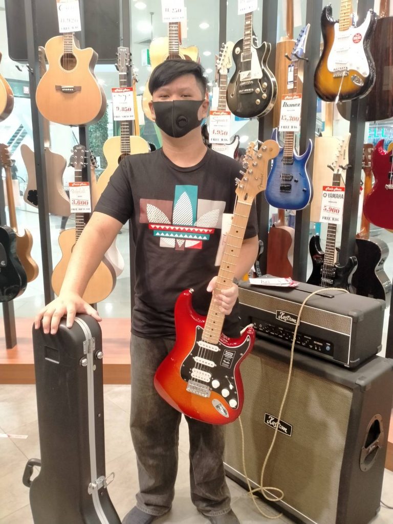 ลูกค้าที่ซื้อ Fender Player Stratocaster Plus Top กีตาร์ไฟฟ้า