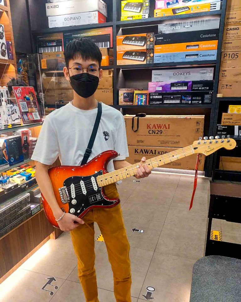 ลูกค้าที่ซื้อ Fender Player Stratocaster Plus Top กีตาร์ไฟฟ้า