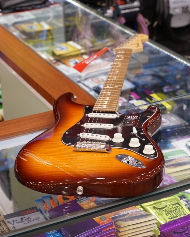 Showcase Fender Player Stratocaster Plus Top กีตาร์ไฟฟ้า