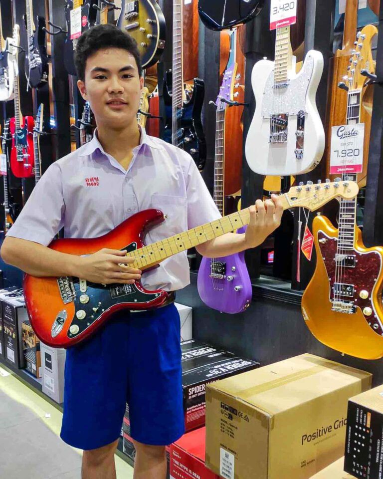 ลูกค้าที่ซื้อ Fender Player Stratocaster Plus Top กีตาร์ไฟฟ้า