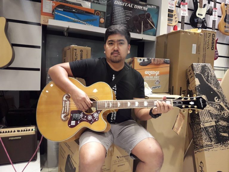 ลูกค้าที่ซื้อ Epiphone EJ-200