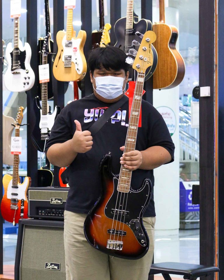 ลูกค้าที่ซื้อ Fender Vintera 70’s Jazz Bass