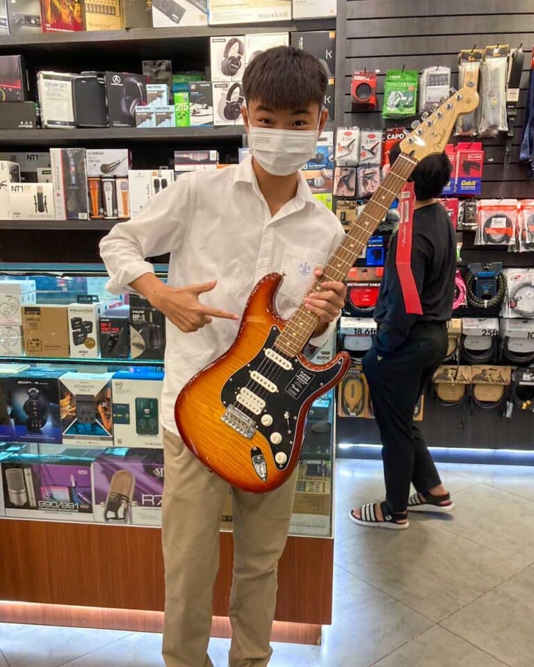 ลูกค้าที่ซื้อ Fender Player Stratocaster HSS Plus Top กีตาร์ไฟฟ้า