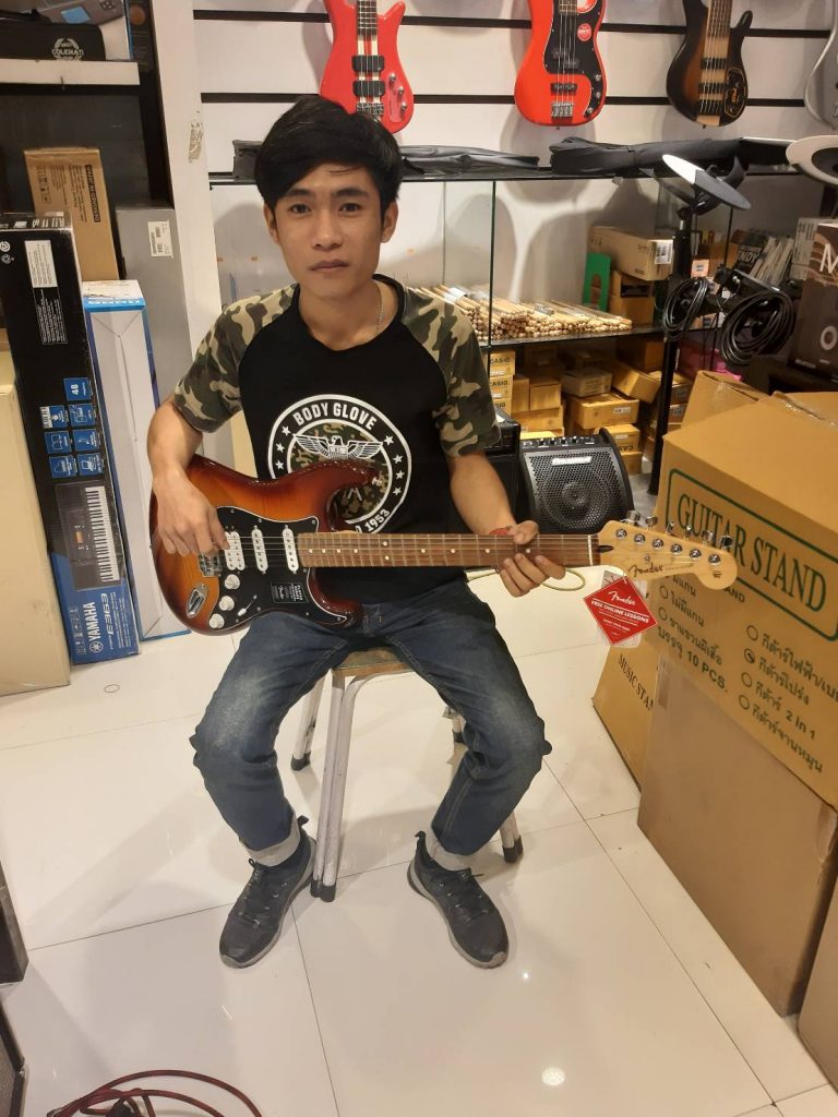 ลูกค้าที่ซื้อ Fender Player Stratocaster HSS Plus Top กีตาร์ไฟฟ้า