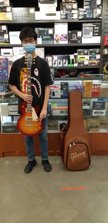 ลูกค้าที่ซื้อ Gibson Les Paul Tribute กีตาร์ไฟฟ้า