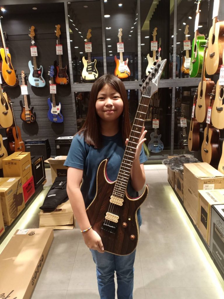 ลูกค้าที่ซื้อ Ibanez RGEW521ZC