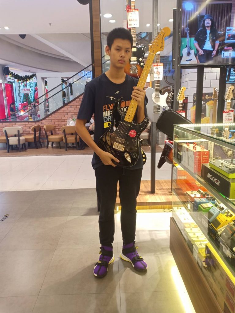 ลูกค้าที่ซื้อ Squier Classic Vibe 70s Stratocaster HSS กีตาร์ไฟฟ้า