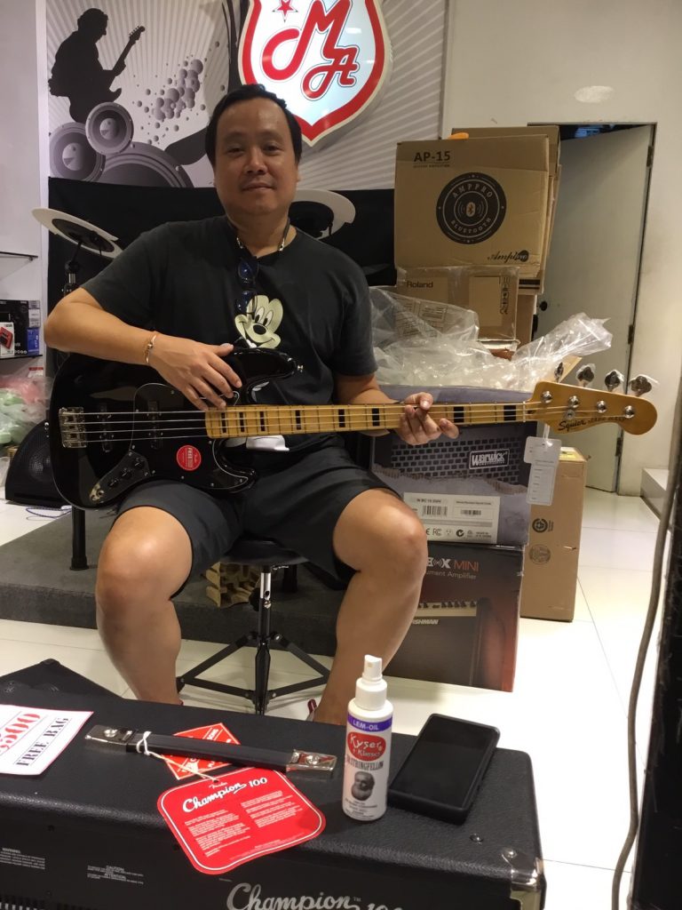 ลูกค้าที่ซื้อ Squier Classic Vibe Jazz Bass 70s เบสไฟฟ้า