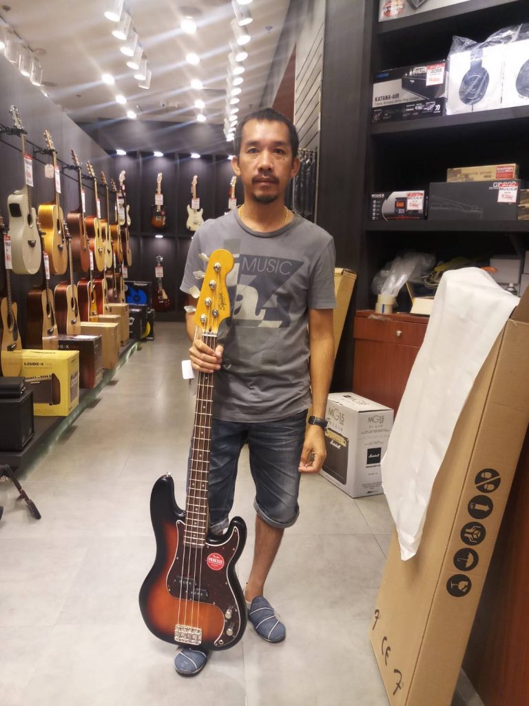 ลูกค้าที่ซื้อ Squier Classic Vibe Precision Bass 60s เบส 4 สาย