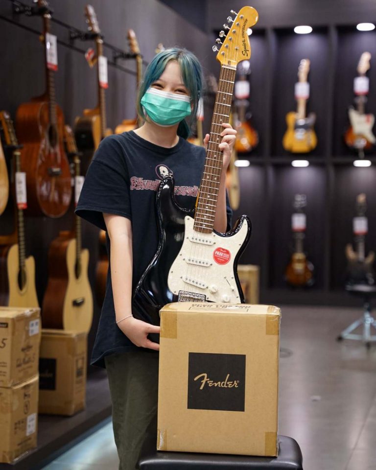 ลูกค้าที่ซื้อ Squier Classic Vibe 70s Stratocaster