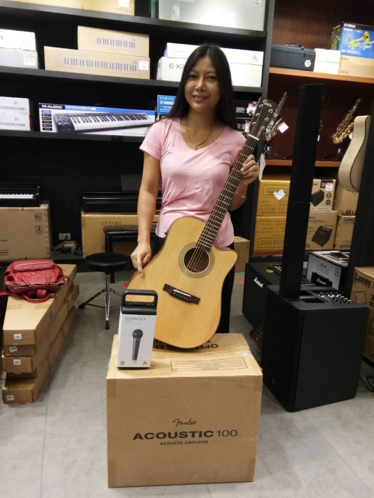 ลูกค้าที่ซื้อ Fender Acoustic 100