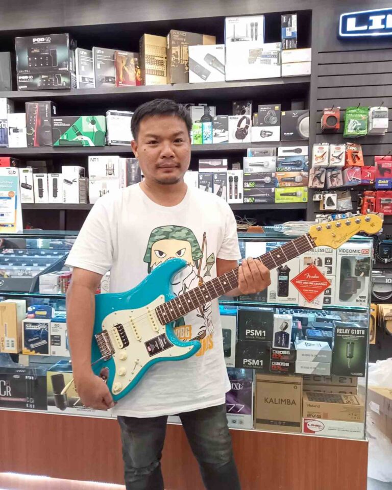 ลูกค้าที่ซื้อ Fender American Ultra Stratocaster HSS กีตาร์ไฟฟ้า