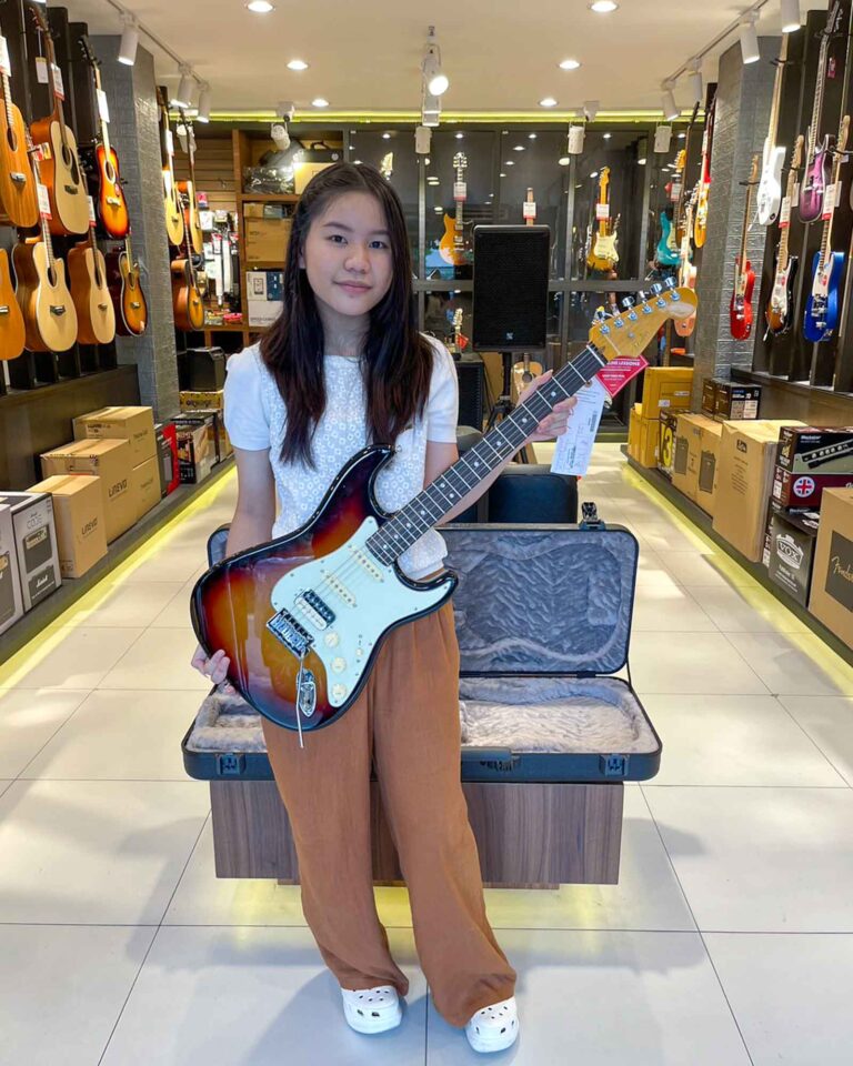 ลูกค้าที่ซื้อ Fender American Ultra Stratocaster HSS กีตาร์ไฟฟ้า