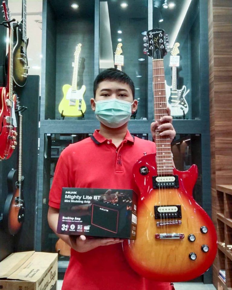 ลูกค้าที่ซื้อ Epiphone Les Paul Studio E1 กีตาร์ไฟฟ้า