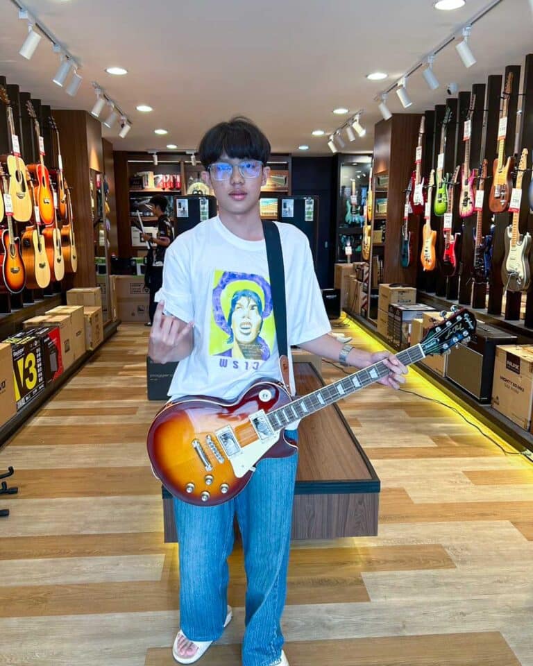 ลูกค้าที่ซื้อ Epiphone Les Paul Standard ’60s กีตาร์ไฟฟ้า