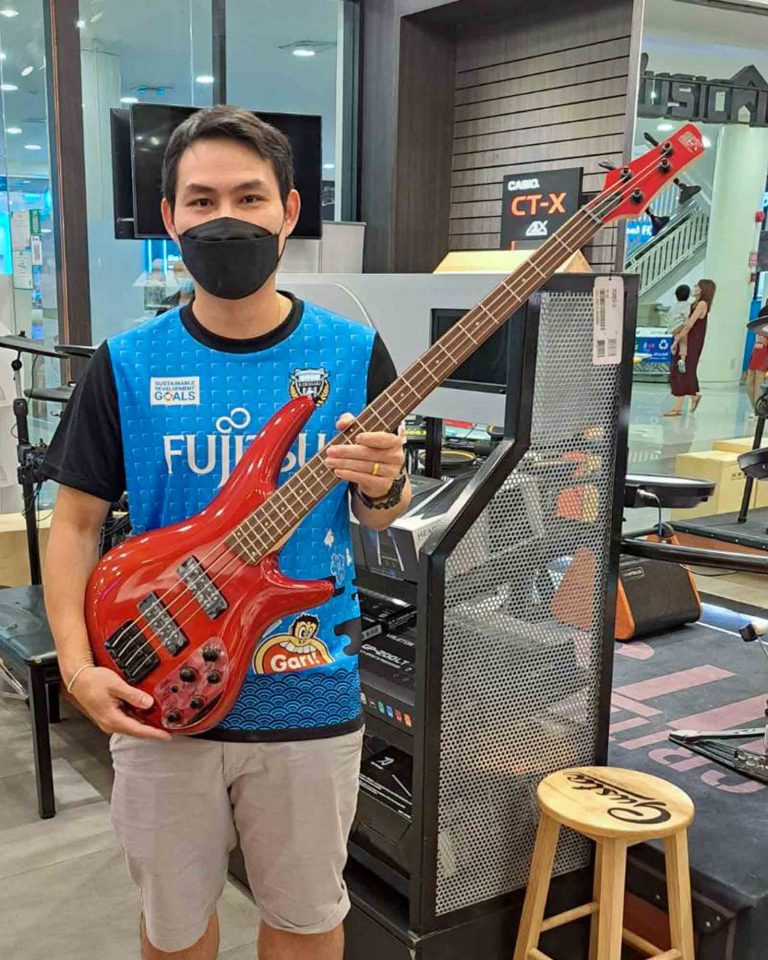 ลูกค้าที่ซื้อ Ibanez SR300EB เบสไฟฟ้า