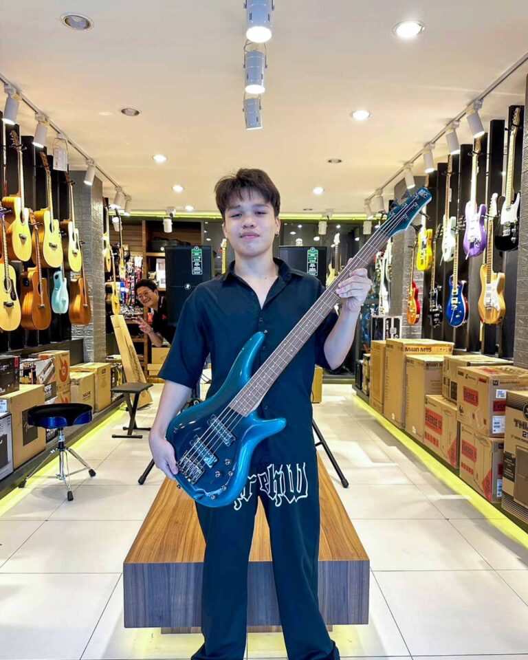 ลูกค้าที่ซื้อ Ibanez SR305E เบสไฟฟ้า