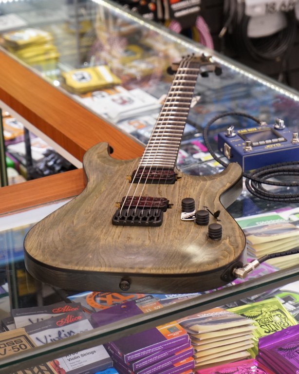 Showcase Schecter C-1 Apocalypse กีตาร์ไฟฟ้า