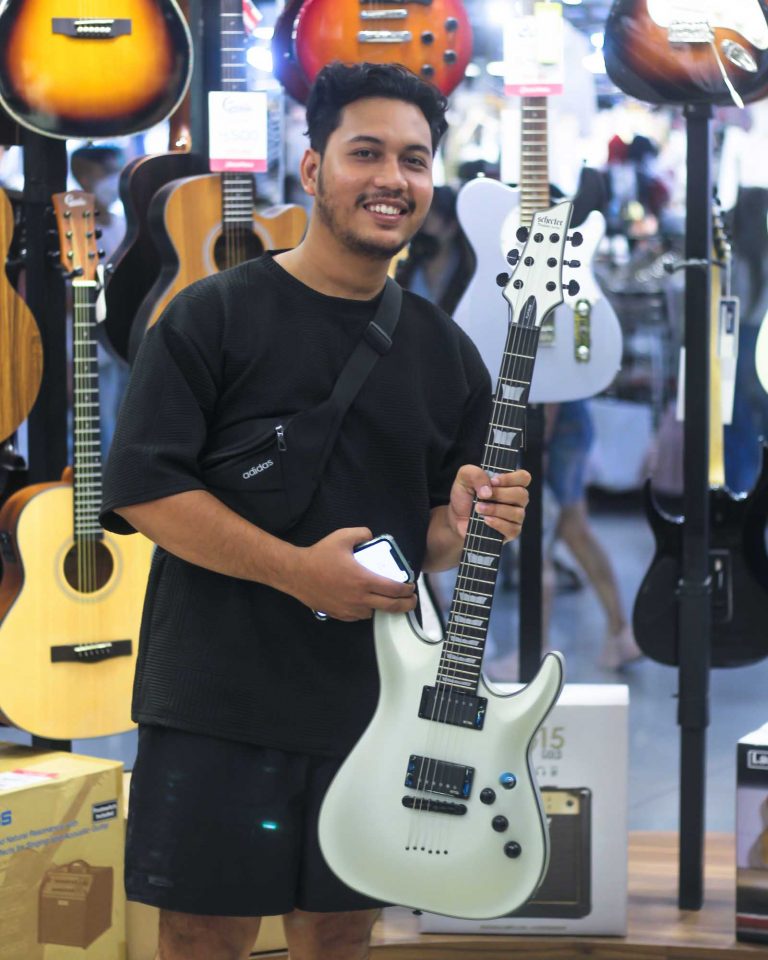 ลูกค้าที่ซื้อ Schecter C-1 Platinum กีตาร์ไฟฟ้า