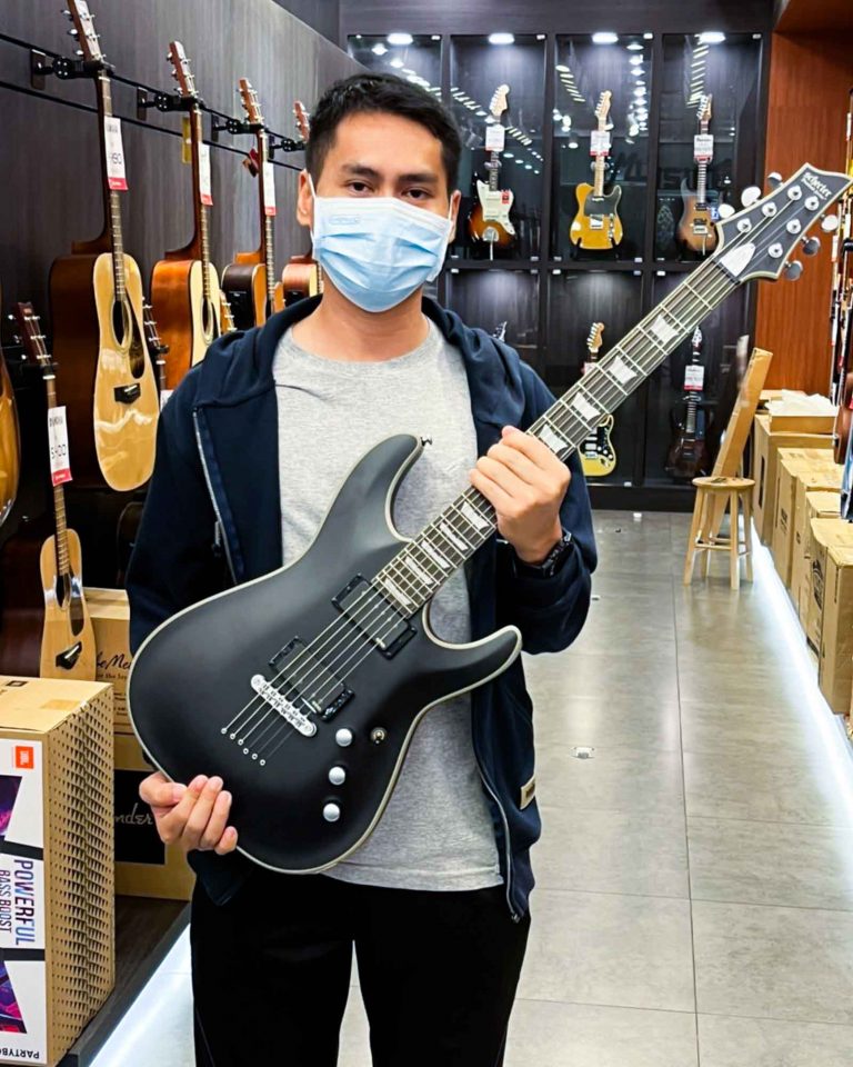 ลูกค้าที่ซื้อ Schecter C-1 Platinum กีตาร์ไฟฟ้า