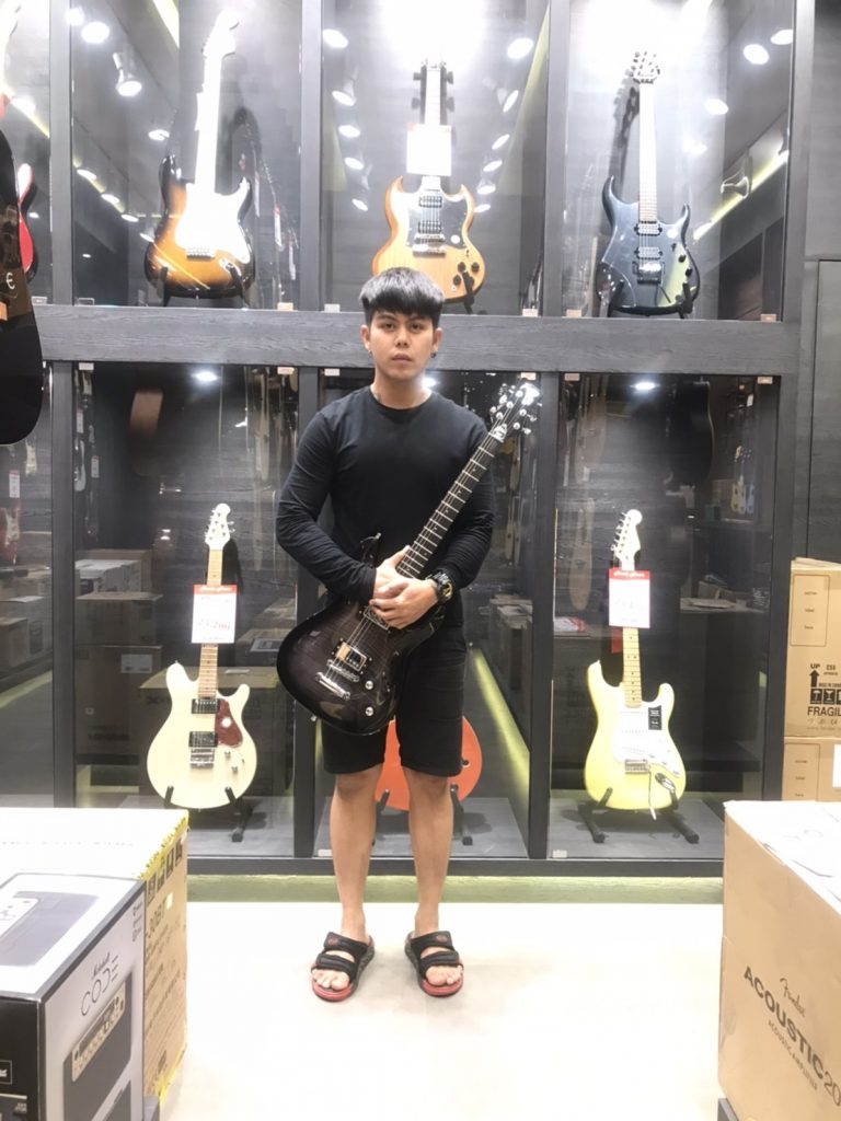 ลูกค้าที่ซื้อ Framus D series Diablo Supreme กีตาร์ไฟฟ้า